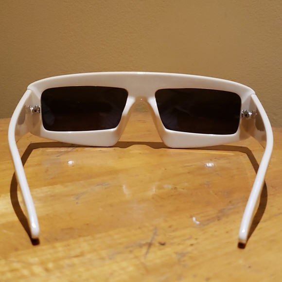 *LAST CHANCE* Unique Sunglasses - Picture 3 of 3